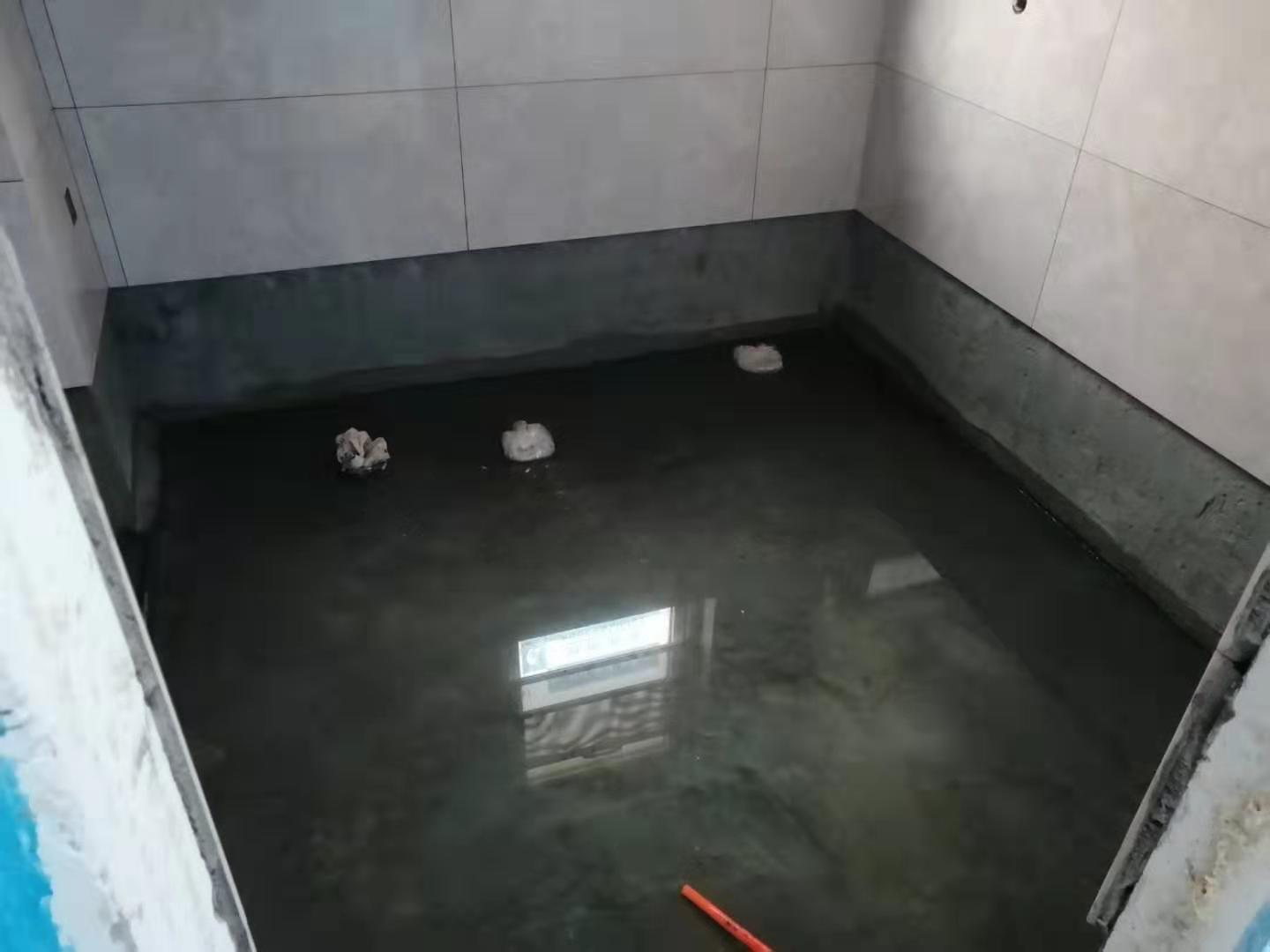 正在正施工。衛(wèi)生間做閉水實(shí)驗(yàn) (4)